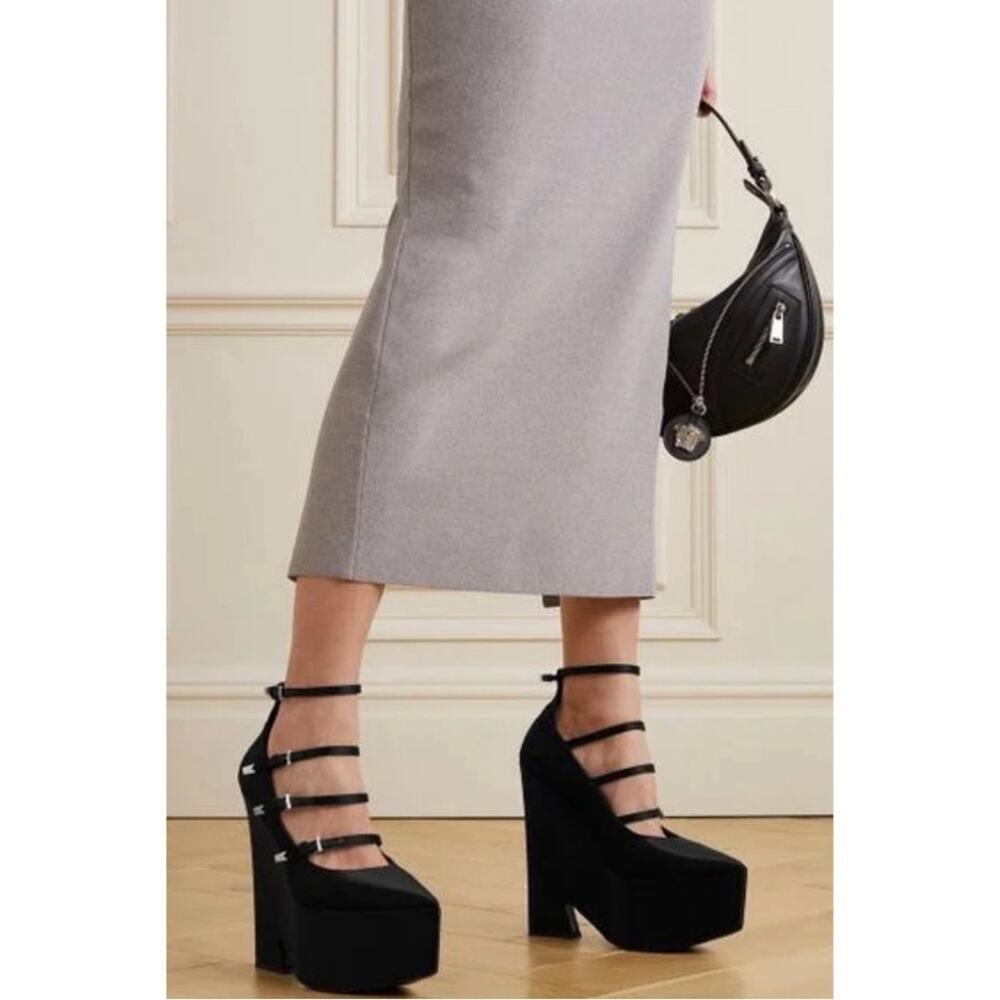 VERSACE Tempest Calf Leather Black Platform Pumps with Gold Hardware Size 39 - Picture 5 of 16